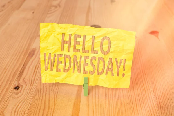 Escritura a mano conceptual mostrando Hello Wednesday. Texto de la foto de negocios es un buen día cuando se llega a la mitad de la semana Suelo de madera fondo verde tendedero ranura ranura de oficina . —  Fotos de Stock