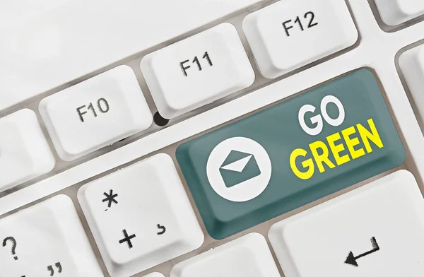 Tekstskilt som viser Go Green. Begrepsbilde forfølge en mer miljøvennlig livsstil og beslutning. – stockfoto
