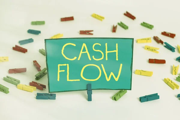 문자 캐시 플로우 (Cash Flow). 총체적 인 현금의 액수를 감사하기 위한 비즈니스 컨셉은 백설 백서를 연상시키는 컬러 클럭 페이퍼에 전산화 되었다.. — 스톡 사진