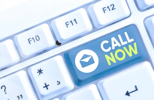 Sinal de texto mostrando Call Now. Foto conceitual Marcar um número de contato imediatamente para discutir sobre algo . — Fotografia de Stock