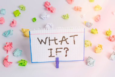 Sözcük yazma metni Ne Olursa Sorusu. Olası olaylarla bağlantılı sorgulayıcı ifade için iş kavramı Renkli buruşmuş kağıtlar boş hatırlatıcı beyaz zemin çamaşır mandalı.