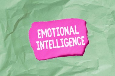 Sözcük yazma duygusal zeka. Kapasitenin farkında olmak, kontrol etmek, duygulardan biri yeşil buruşmuş renkli kağıt levha merkezi rengarenk arka plan yırtılması.