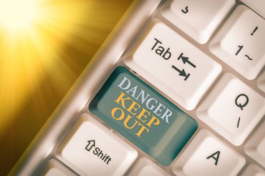 Tehlike Girilmez 'i gösteren bir not yazıyorum. İş fotoğrafı gösterimi Uyarı Kısıtlaması Yasak Uzak Tut Güvenliği İzle.