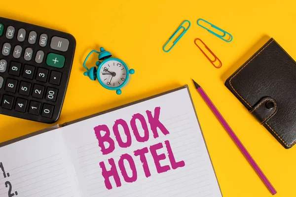 Tekst pisma Book Hotel. Koncepcja oznaczająca rezerwację noclegu płatnego na krótką metę Otwórz notebooka kalkulator zaciski ołówek alarm zegar kolor tło. — Zdjęcie stockowe