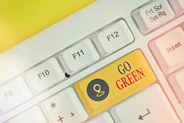 Γράμμα που δείχνει το Go Green. Επαγγελματική φωτογραφία προβάλλοντας επιδιώκουν μια πιο φιλική προς το περιβάλλον τρόπο ζωής και την απόφαση. — Φωτογραφία Αρχείου