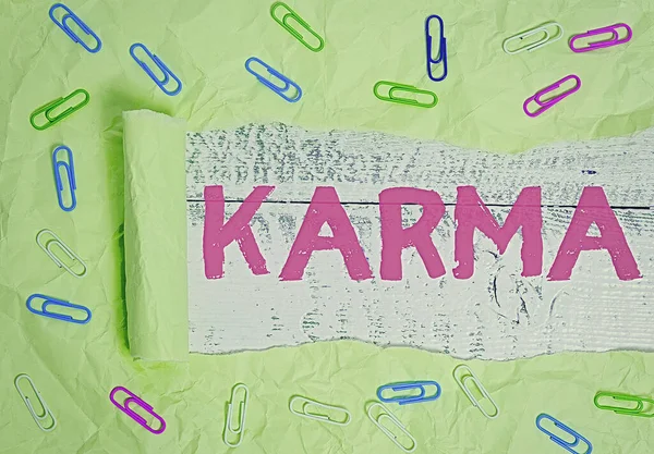 Een briefje met Karma erop. Zakelijke foto presentatie som van een individuele acties in deze en vorige staten van bestaan. — Stockfoto