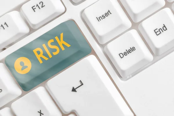Woord schrijven tekst Risico. Bedrijfsconcept voor impliceert toekomstige onzekerheid over afwijking van de verwachte winst. — Stockfoto