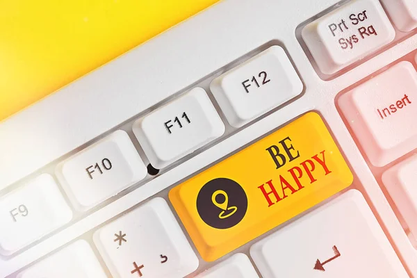 Piszę notatkę "Be Happy". Biznesowa prezentacja zdjęć, aby pokazać przyjemność i zadowolenie z konkretnej rzeczy lub wydarzenia. — Zdjęcie stockowe