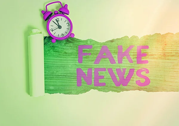 Word writing text Fake News. Geschäftskonzept für falsche Inhalte, die ohne Glaubwürdigkeit veröffentlicht werden, um Leser zu täuschen. — Stockfoto