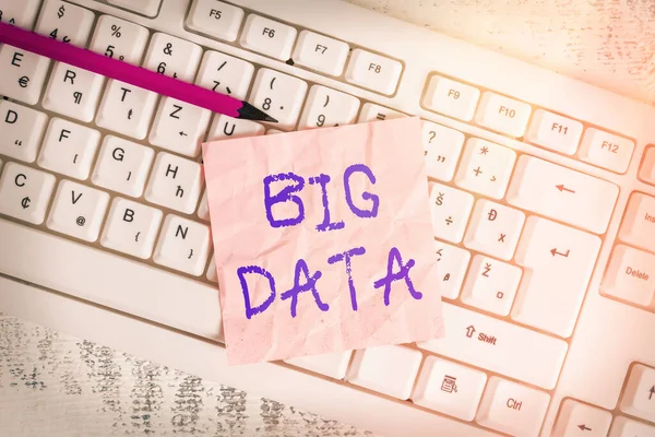 Escritura a mano de texto de Big Data. Concepto significado Tratar con la accesibilidad de detalles extremadamente grandes con su estructura Teclado blanco oficina suministros vacío en forma de rectángulo recordatorio de papel —  Fotos de Stock