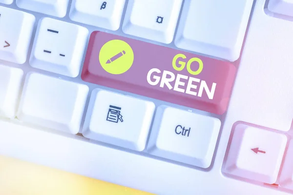 Go Greenを示す概念的な手書き文字。ビジネス写真のテキストは、より環境に優しいライフスタイルと意思決定を追求. — ストック写真