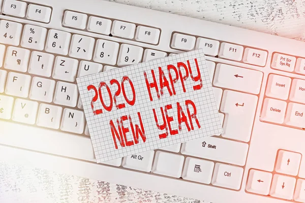 A 2020-as Boldog Új Évet bemutató levél. Business photo showcasing celebration of the beginning of the calendar year 2020 Billentyűzet iroda kellékek téglalap alakú papír emlékeztető fa. — Stock Fotó