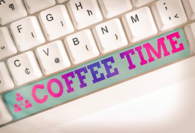 Kahve saatini gösteren bir mesaj. Kavramsal fotoğraf bir fincan kahvenin servis edilip sarhoş edildiği seçilmiş bir dönem..