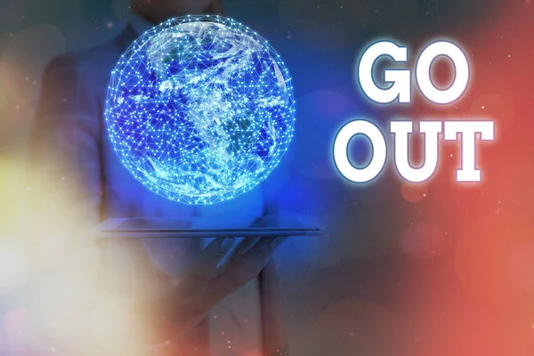 Schrijfbriefje met Go Out. Zakelijke foto presentatie om meer tijd buiten door te brengen of in een sociaal evenement met vrijheid Elementen van dit beeld geleverd door NASA. — Stockfoto
