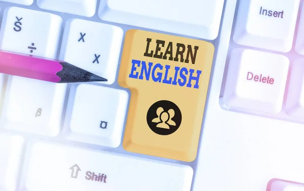 Escritura a mano Aprende inglés. Concepto que significa entrenar a escribir y hablar, centrándose en el lenguaje global . — Foto de Stock