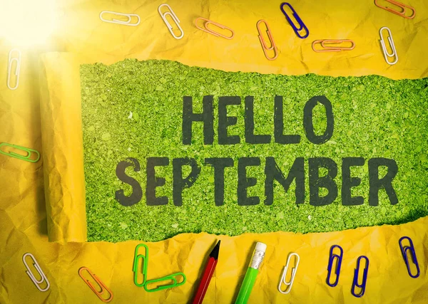Word writing text Γεια Σεπτέμβριο. Επιχειρηματική ιδέα για χαιρετισμό που χρησιμοποιείται για τον εορτασμό του ένατου μήνα του έτους. — Φωτογραφία Αρχείου