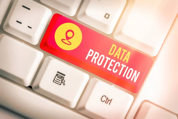 Nota de escrita mostrando a proteção de dados. Foto comercial mostrando informações de proteção longe de uma possível violação de dados . — Fotografia de Stock