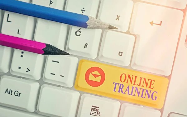 온라인 훈련 문자 작성. 특정 한 기술에 대한 개념은 인터넷에서 만배우고 얻을 수있다. — 스톡 사진