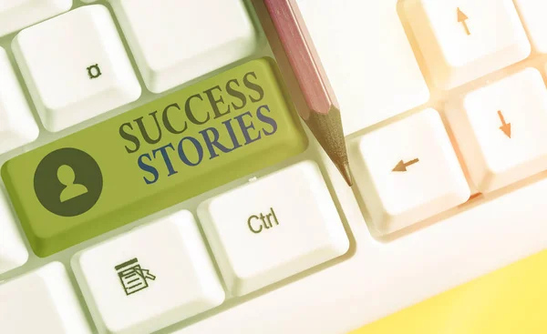 Escribir una nota que muestre historias de éxito. Foto de negocios que muestra una crónica que muestra un gran éxito logrado por un individuo . —  Fotos de Stock