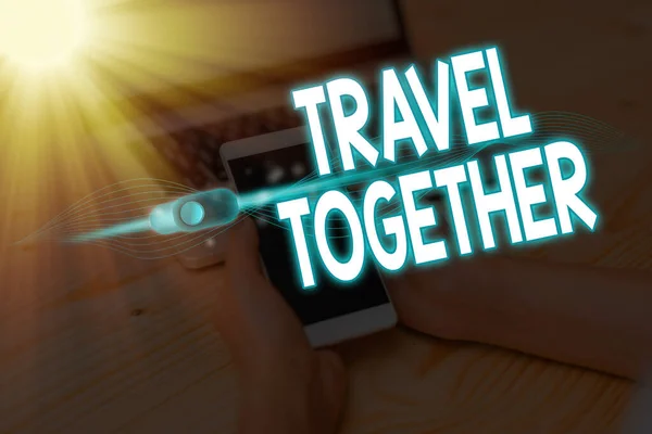 Szöveg jel mutatja Utazás együtt. Fogalmi fotó megy a nyaralás, miközben kíséri mások. — Stock Fotó