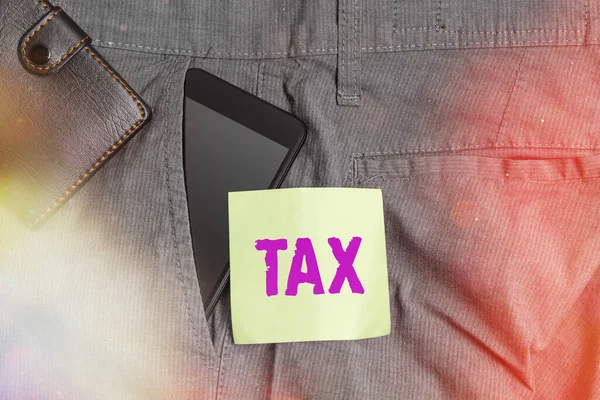 Ordskrivning text Skatt. Affärsidé för obligatorisk ekonomisk avgift som åläggs skattebetalare av regeringen Smartphone enhet inuti byxor framficka med plånbok och anteckningspapper. — Stockfoto