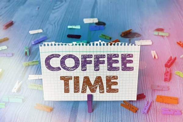 Piszę notatkę z "Coffee Time". Biznesowe zdjęcie pokazujące wybrany okres, kiedy filiżanka kawy jest podawana i pijana. — Zdjęcie stockowe