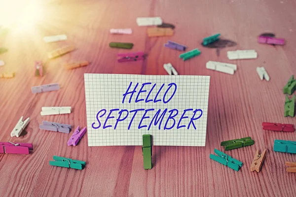 Texto de escritura Hola septiembre. Concepto que significa saludo utilizado para conmemorar el noveno mes del año . — Foto de Stock