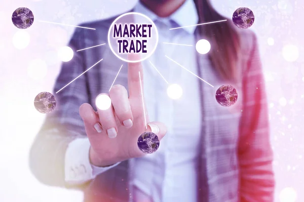 Scrierea conceptuală a mâinilor care arată comerțul de piață. Fotografie de afaceri care prezintă graficul de tranzacționare Forex al investițiilor financiare sau tendințelor economice Elemente ale acestei imagini furnizate de NASA . — Fotografie, imagine de stoc
