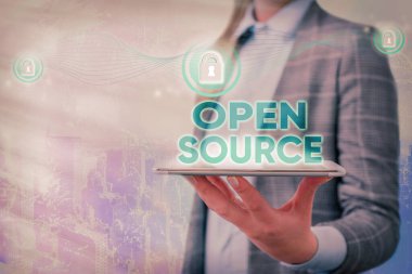 Açık Kaynak 'ı gösteren kavramsal el yazısı. İş fotoğrafı metni değiştirilebilir ve geliştirilebilir kaynak kodu içerir.