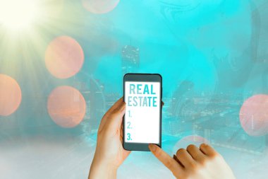 Gayrimenkul 'ü gösteren kavramsal el yazısı. İş fotoğrafı metni toplam özellik hem doğal kaynak hem de inşa.