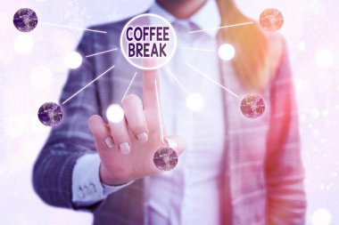 Kahve molası veren kavramsal el yazısı. NASA tarafından döşenmiş bu görüntünün herhangi bir çalışma unsurunu kullanmadan kahve içmek için ayrılan kısa süreli iş fotoğrafı.