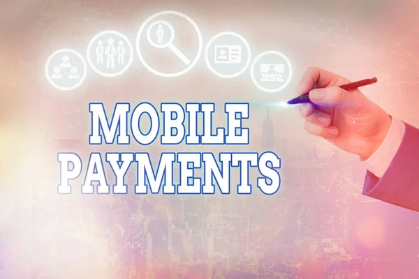Εννοιολογική γραφή χέρι δείχνει Mobile Πληρωμές. Επαγγελματική φωτογραφία κείμενο οικονομική συναλλαγή επεξεργασία μέσω ενός smartphone. — Φωτογραφία Αρχείου