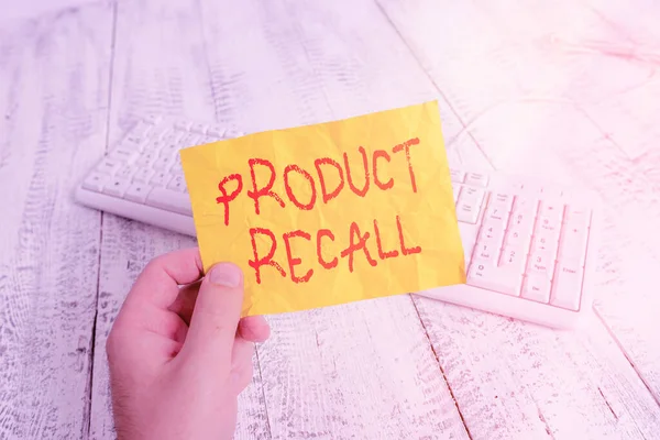 Tekstbord met Product Recall. Conceptuele foto verzoek om de mogelijke product problemen terug te keren naar de markt man met kleurrijke herinnering vierkante vorm papier wit toetsenbord houten vloer. — Stockfoto