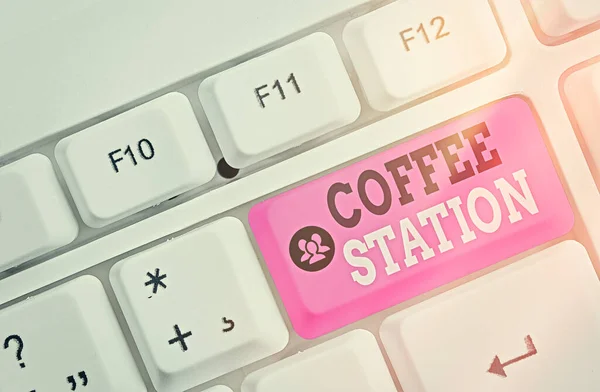 Segno di testo che mostra Coffee Station. Foto concettuale un piccolo ristorante informale che serve tipicamente bevande calde . — Foto Stock