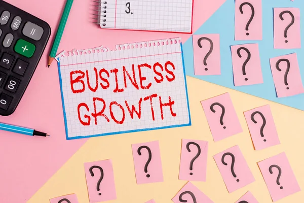 Γραπτό σημείωμα που δείχνει την ανάπτυξη των επιχειρήσεων. Business photo showing a long stage where enterprise capproval for expansion Μαθηματικά και εξοπλισμός γραφής πάνω από παστέλ χρώματα φόντο. — Φωτογραφία Αρχείου