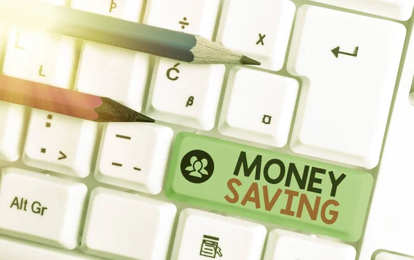 Escritura manual conceptual que muestra el ahorro de dinero. Foto comercial que muestra la inversión y el depósito en un banco y las compras diferidas . — Foto de Stock