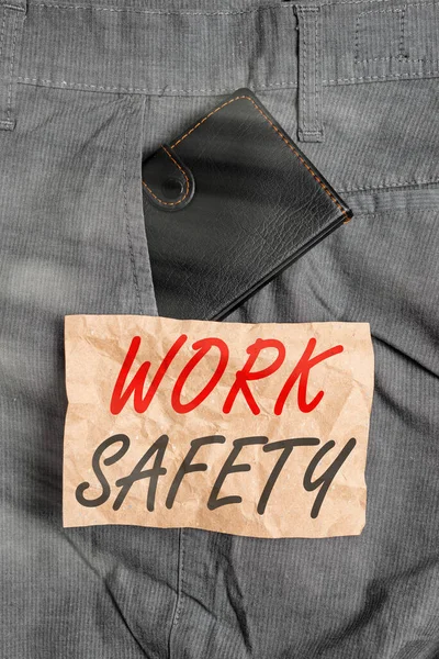 Texto para escrita de palavras Work Safety. Conceito de negócio para medidas preventivas aplicadas pelas empresas para proteger a saúde dos trabalhadores Pequena carteira dentro de calças masculinas bolso frontal perto de papel de notação . — Fotografia de Stock