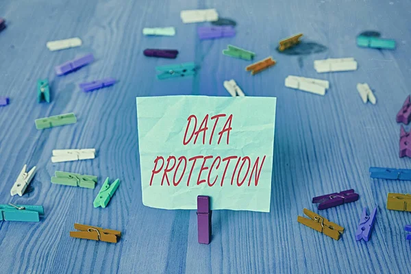 Schrijfbriefje met gegevensbescherming. Zakelijke foto presentatie beveiliging van informatie weg van een mogelijke datalek. — Stockfoto
