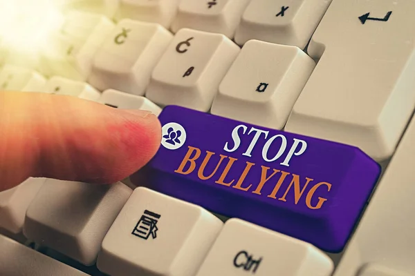 Escritura de mano conceptual que muestra Stop Bullying. Texto fotográfico de negocios que expresa su campaña contra la violencia hacia las víctimas . — Foto de Stock