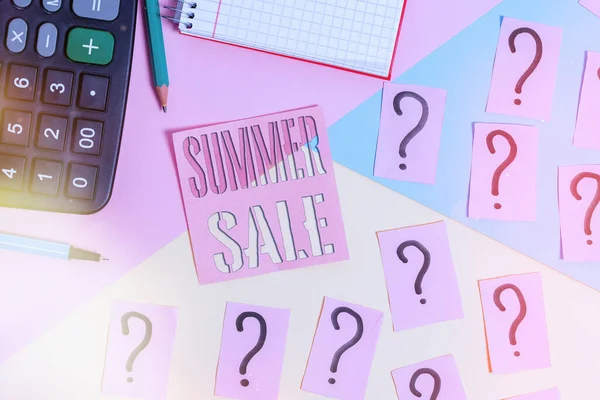 Tekstbord met Summer Sale. Conceptuele foto een speciale vorm van korting op goederen opgelegd tijdens de zomer Wiskunde spullen en schrijfapparatuur boven pastelkleuren achtergrond. — Stockfoto