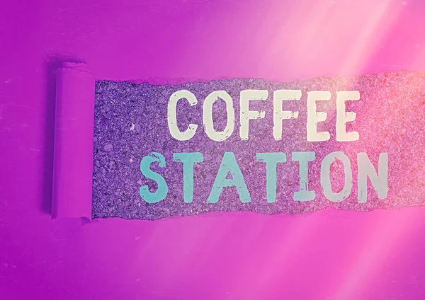 Texto manuscrito Coffee Station. Concepto que significa un pequeño restaurante informal que típicamente sirve bebidas calientes . —  Fotos de Stock
