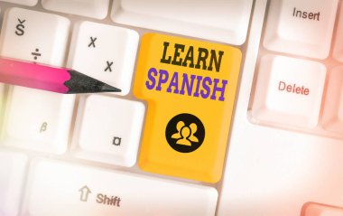 El yazısı metni yazarak İspanyolca öğren. İspanya 'nın ana dilini konuşmayı ve yazmayı öğretmeyi amaçlayan kavram.