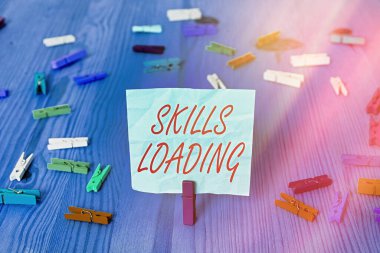 Skills Loading 'i gösteren bir not yazıyorum. İş fotoğrafı sergisi, bir görevi yerine getirirken ne kadar zorluk çektiğine işaret ediyor.