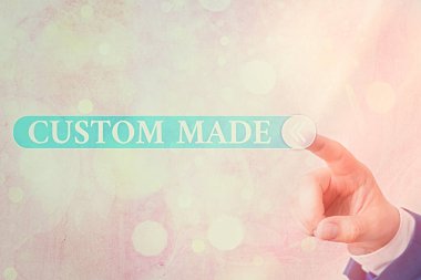 Özel Yapım 'ı gösteren not yazılıyor. Tüketiciler üzerine kurulmuş bireyselleştirilmiş bir nesneyi gösteren iş fotoğrafı özelliklerdir.