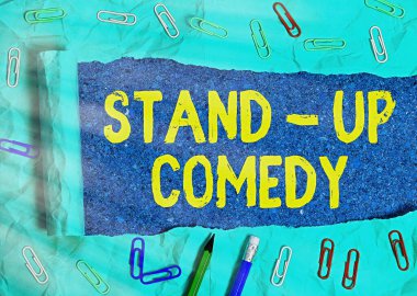 Stand-up Comedy 'yi gösteren kavramsal el yazısı. İş fotoğrafı bir komedyenin komik hikayeler okuduğu komik bir metin..