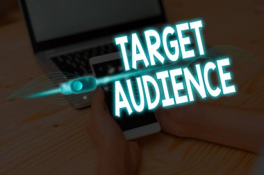 Hedef Seyirciyi gösteren metin işareti. Tüketicilerin ilgisini çekecek kavramsal fotoğraf odaklı grup.