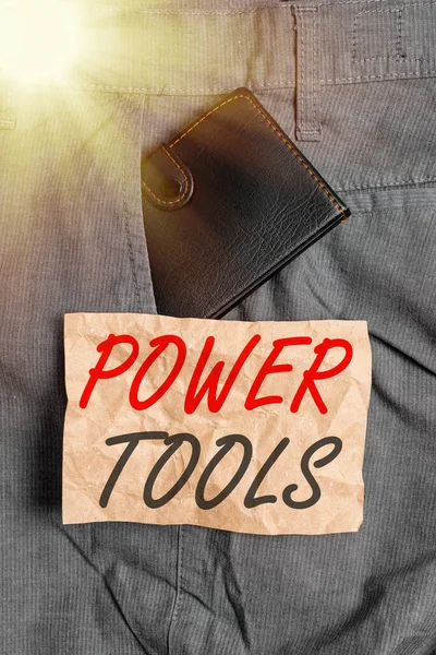 Word writing text Power Tools. Geschäftskonzept für Werkzeuge, die von einem Elektromotor angetrieben werden, der hauptsächlich für Handarbeit verwendet wird Kleine kleine Brieftasche in der Hosentasche des Mannes in der Nähe von Notizpapier. — Stockfoto