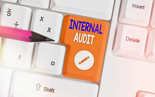 Tekst schrijven Interne audit. Bedrijfsconcept voor de evaluatie van de objectieve garantie ter verbetering van een onderneming. — Stockfoto