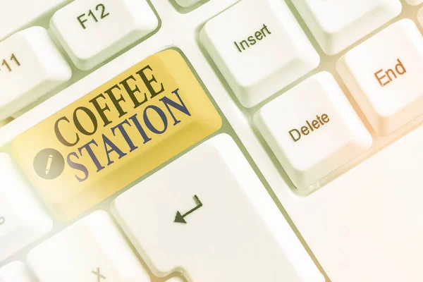 Tekstbord met Coffee Station erop. Conceptuele foto een klein, informeel restaurant dat typisch warme dranken serveert. — Stockfoto