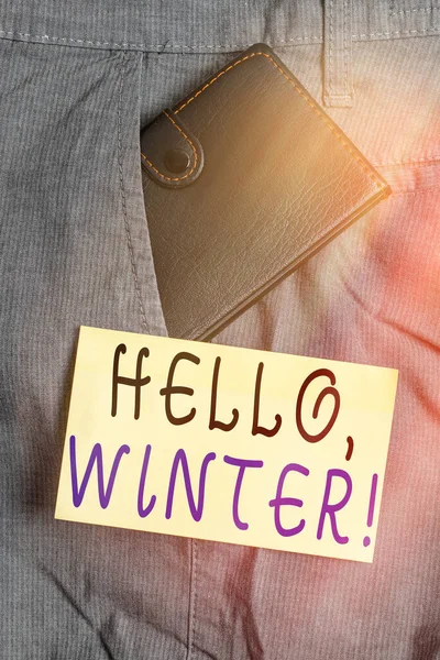 Escribiendo una nota que muestra Hola, Winter. Foto de negocios mostrando el saludo utilizado cuando la estación fría del año pasa por la pequeña billetera dentro del bolsillo delantero del pantalón cerca del papel de notación . —  Fotos de Stock